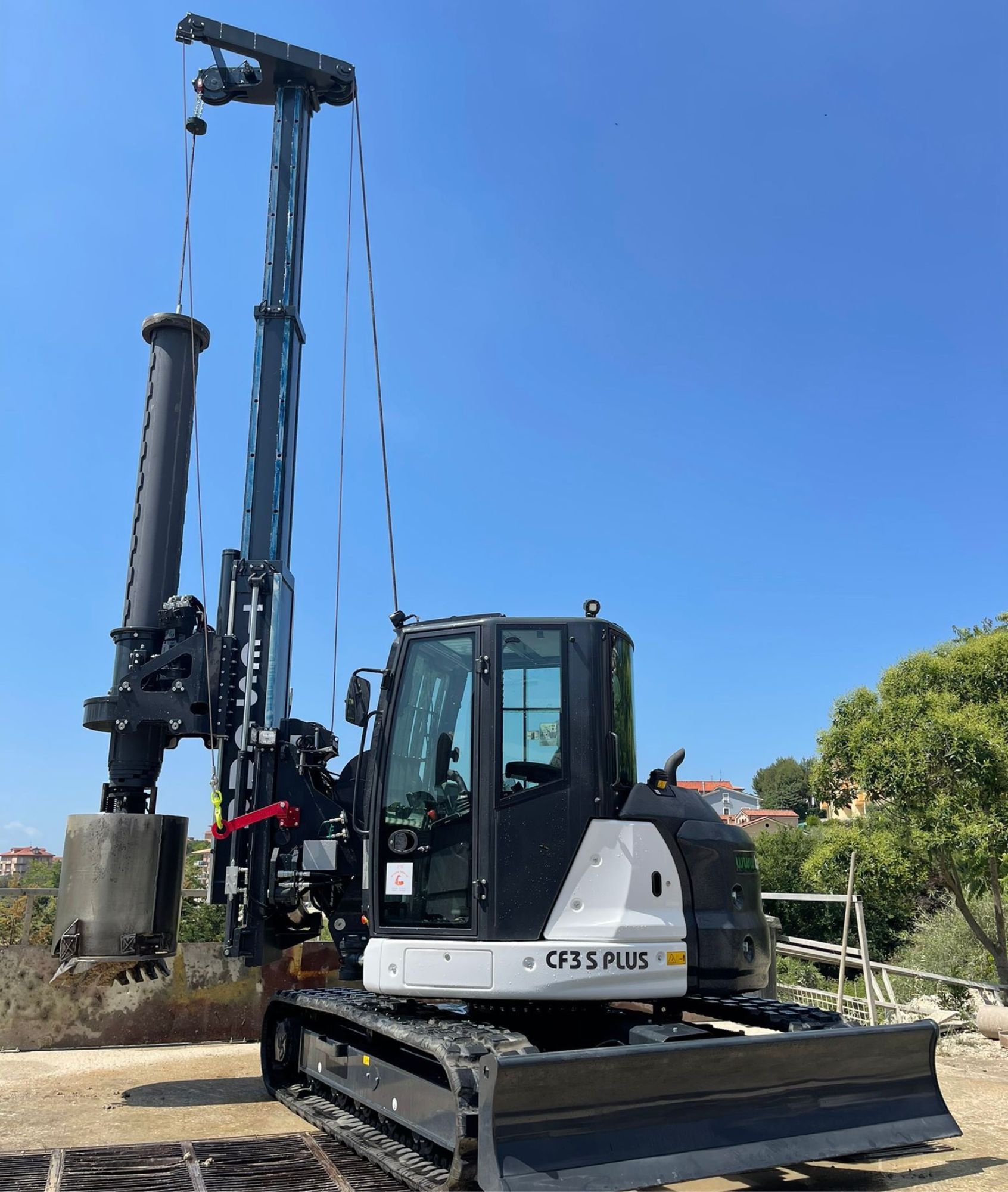 TesCar CF3 S PLUS hydraulic piling rig with counter-slide tower on rubber tracks