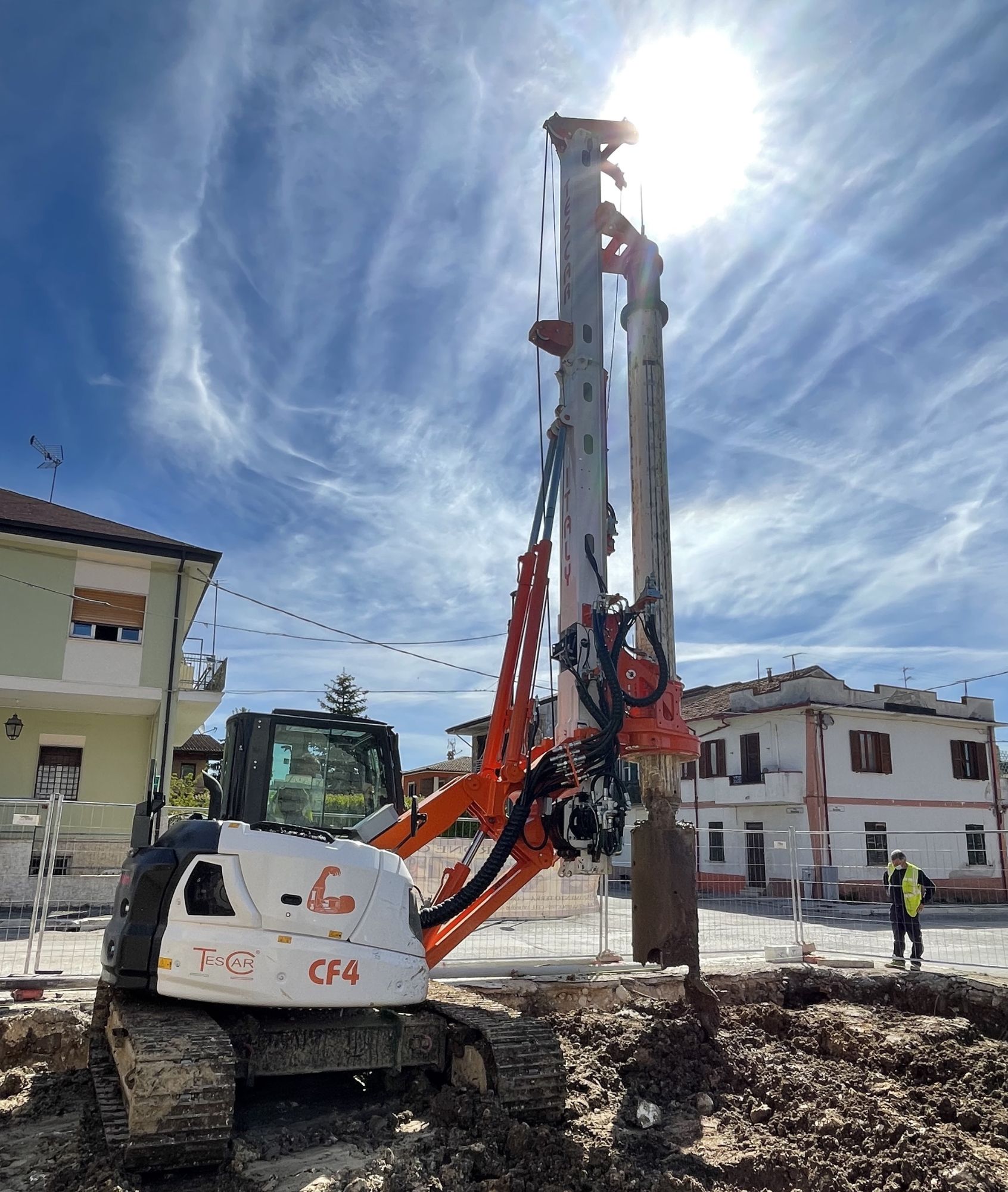 TesCar CF4 hydraulic piling rig with parallelogram clearance and expanding tracks