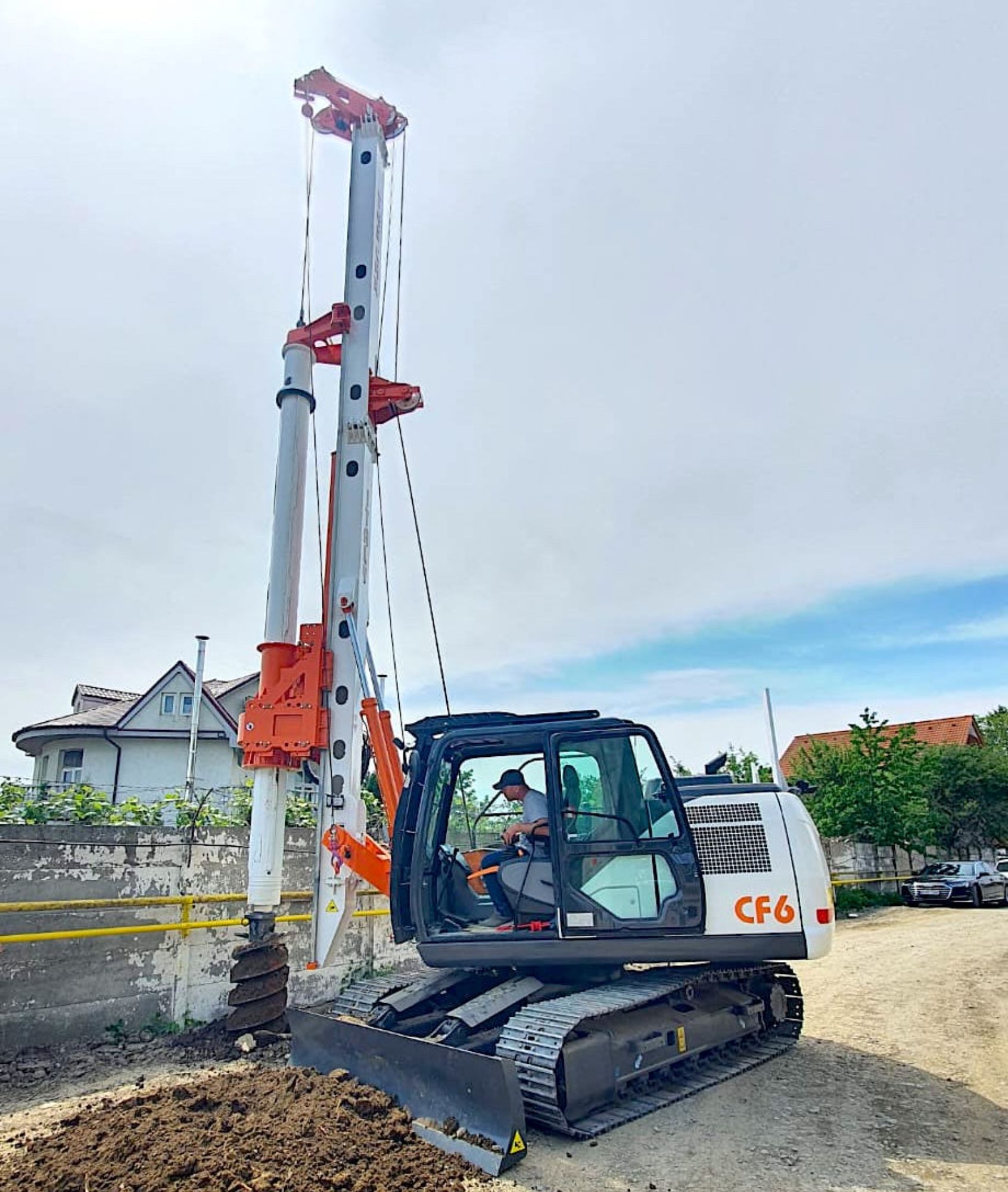 TesCar CF6 hydraulic piling rig with 2-section mast on a job site
